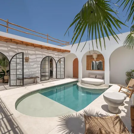 Villa Heiwa - Tropical Meets Mediterranean, 2Br Canggu Villa